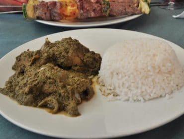 "Henakisoa sy Ravitoto" malagasy accompagné de son rougail aux tomates.