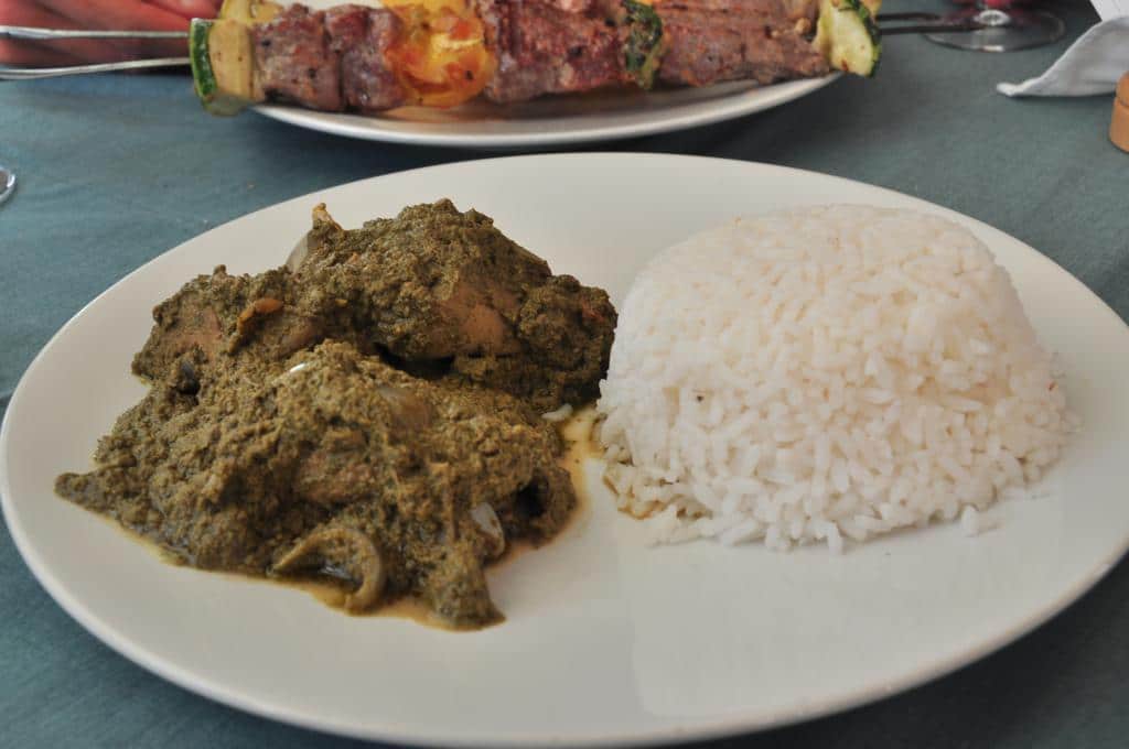 "Henakisoa sy Ravitoto" malagasy accompagné de son rougail aux tomates.