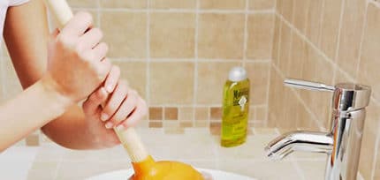 Utilisation de ventouse pour déboucher votre évier