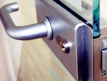Placer une serrure décorative de porte