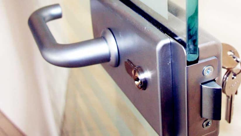 Placer une serrure décorative de porte