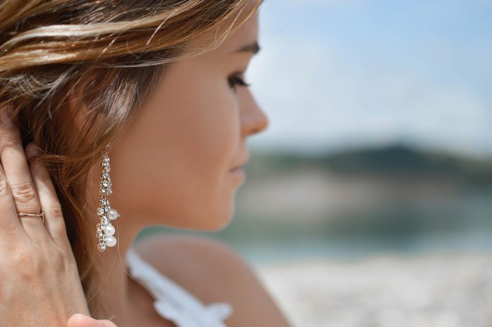 porter des boucles d'oreilles pendantes porter des boucles d'oreilles pendantes
