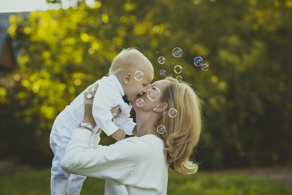 Future maman : que lui offrir pour la fête des mères ?