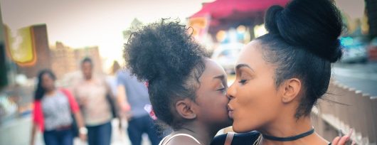 Future maman : que lui offrir pour la fête des mères ?