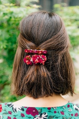 Quel accessoire fleuri dans vos cheveux pour un mariage ?