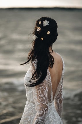 Quel accessoire fleuri dans vos cheveux pour un mariage ?
