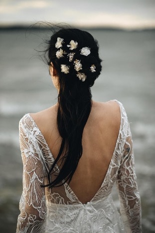 Quel accessoire fleuri dans vos cheveux pour un mariage ?