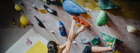 Les salles d’escalade de bloc, un concept de grimpe qui plaît